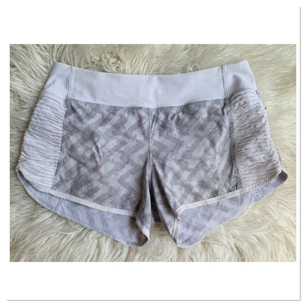 Lululemon Run Bright At Night Shorts Blazer Print White Gray Size 8 - Picture 1 of 11